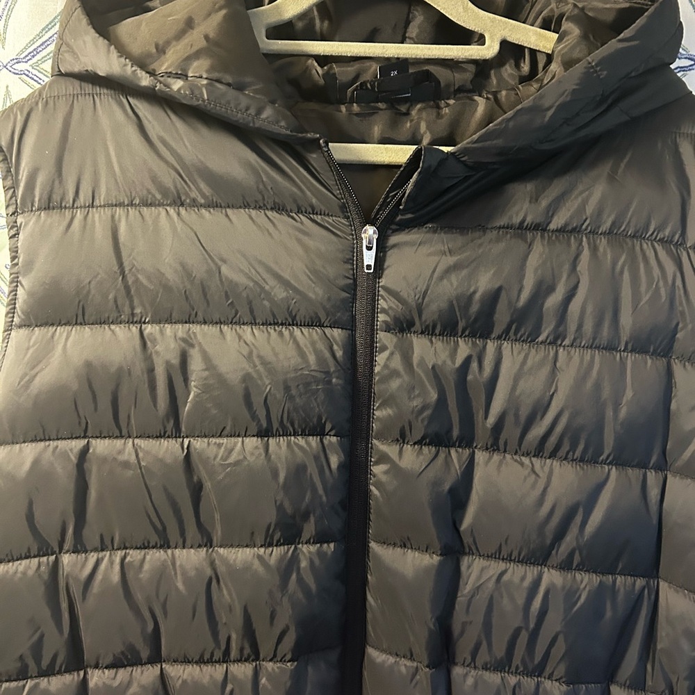 EUC Swiss Tech Black Quilted Vest w/Front Pockets & 2 Way Zipper, Elastic Waist - Picture 13 of 13